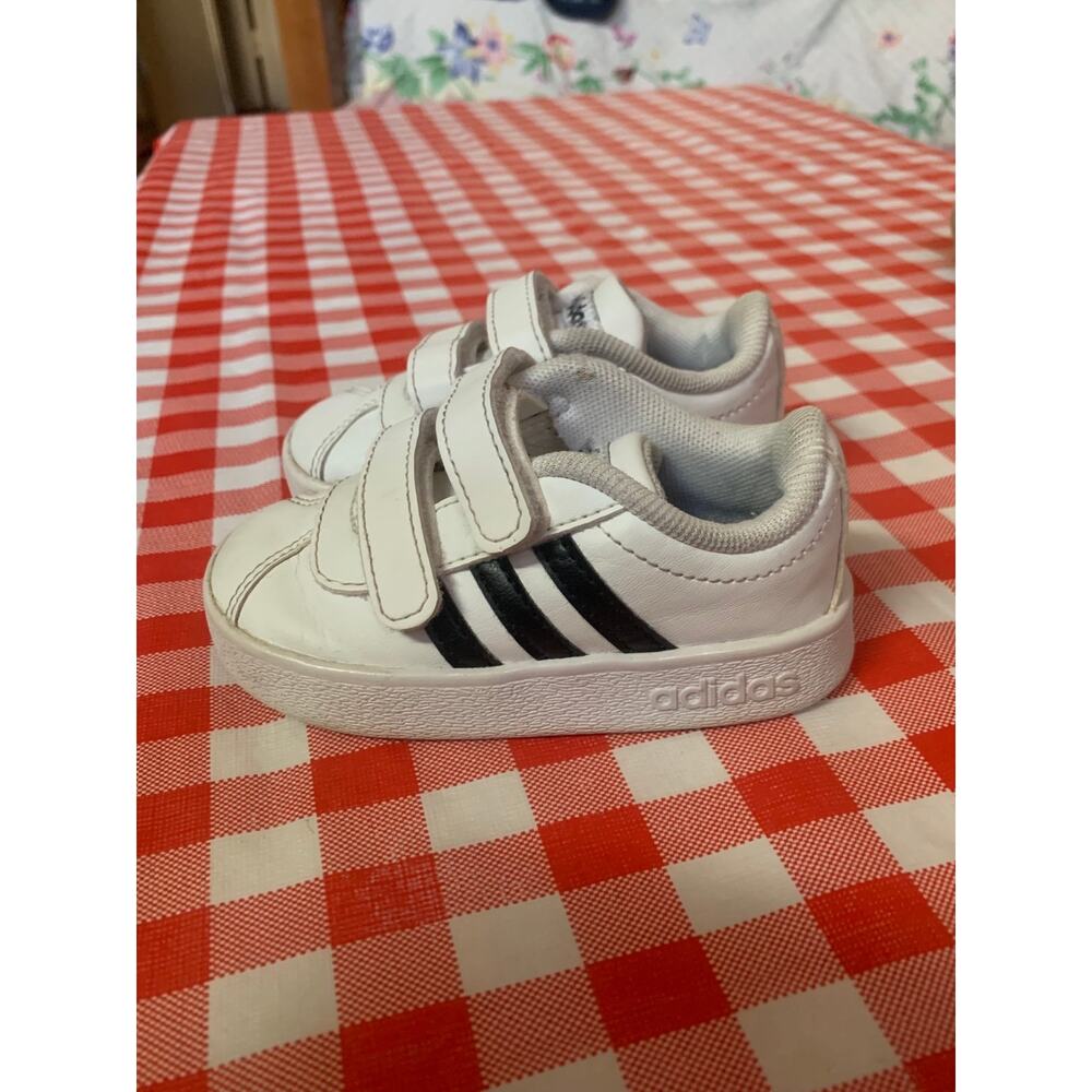 Adidas kids sneaker size 5
